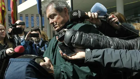 El primogénito de Jordi Pujol, Jordi Pujol Ferrusola, abandona la sede de la Ciudad de la Justicia asediado por los medios de comunicación