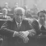 Largo Caballero, junto a Margarita Nelken, en la bancada del Congreso en 1933