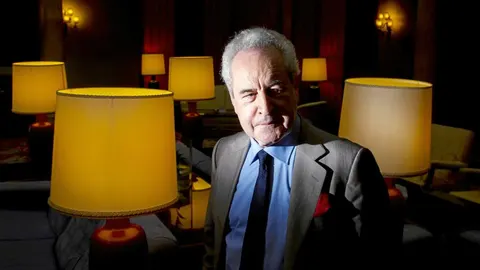 El autor sostuvo la incógnita sobre si era Banville o su álter ego, Black, el galardonado