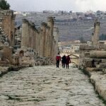 Turistas caminan por la ciudad de Jerash, en Jordania