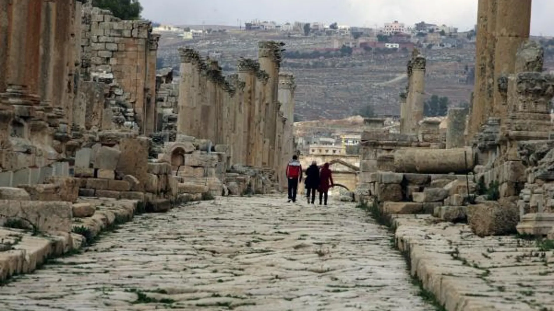 Turistas caminan por la ciudad de Jerash, en Jordania