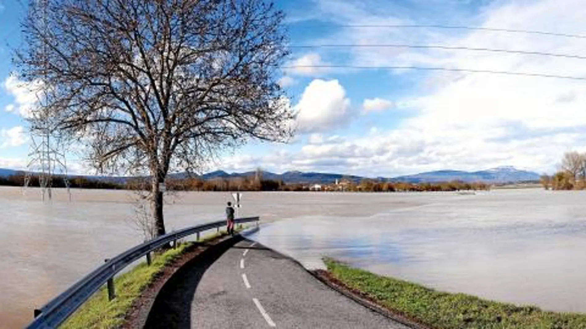 El desbordamiento del río Zadorra, a su paso por la provincia de Vitoria, ha provocado el corte de varias carreteras