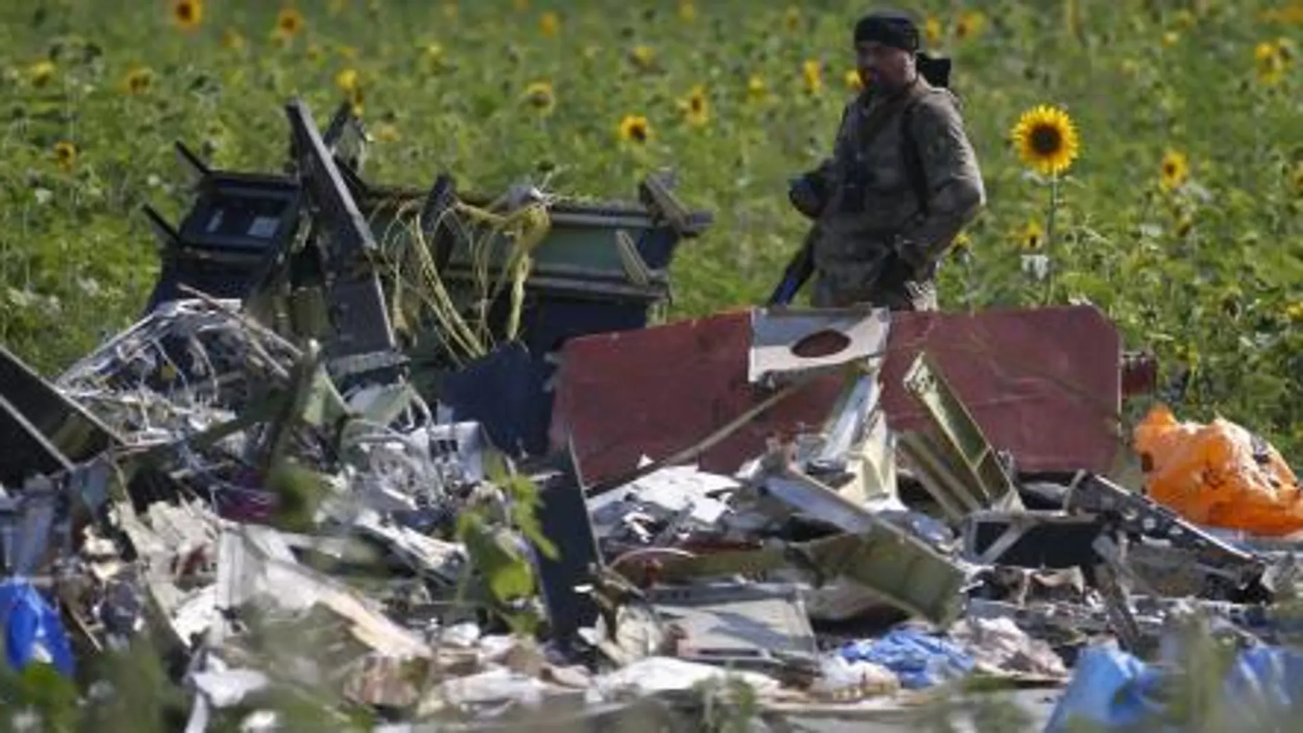 Un separatista porruso, junto al lugar donde cayó el avión