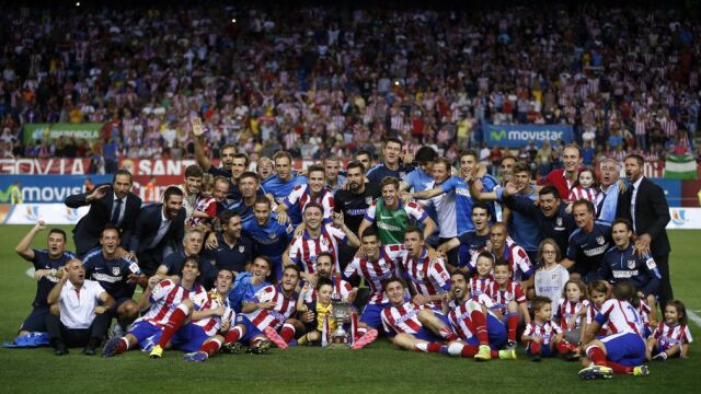 Los jugadores del Atlético de Madrid, con la copa de campeones de la Supercopa