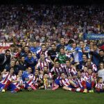Los jugadores del Atlético de Madrid, con la copa de campeones de la Supercopa