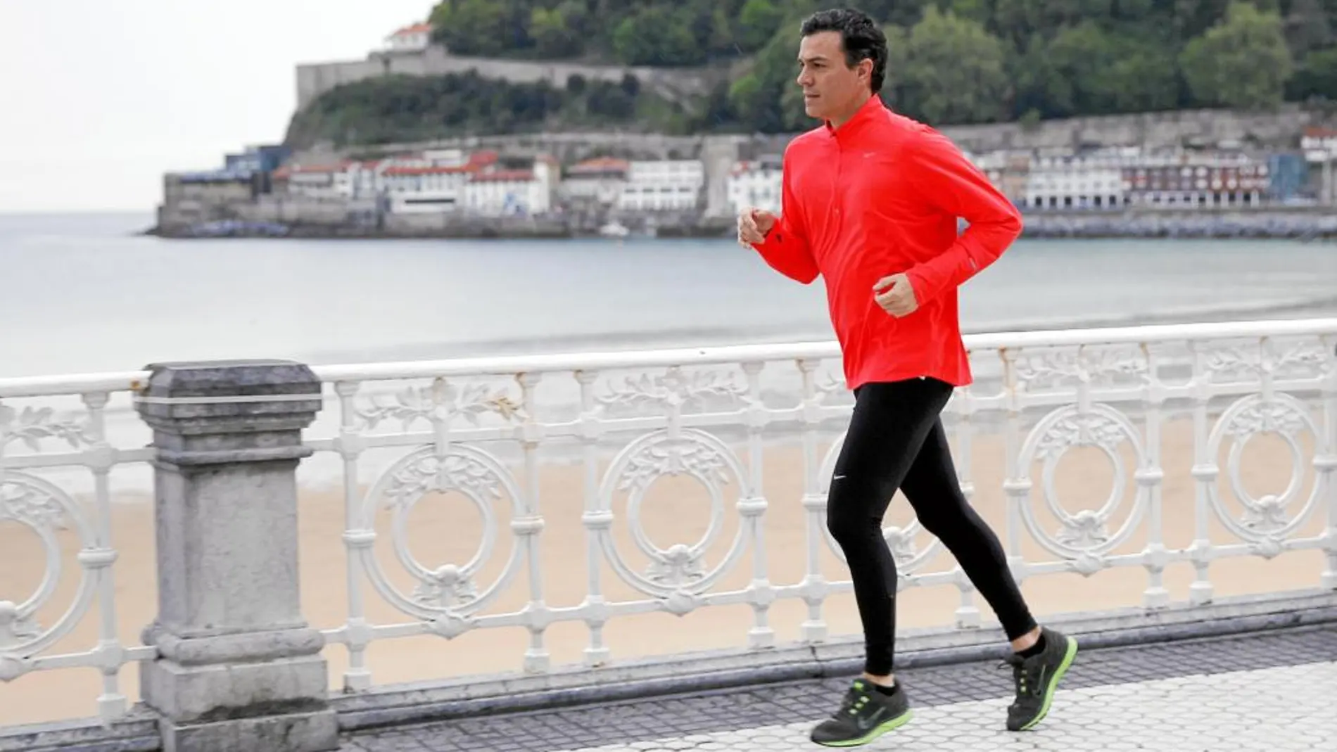 Pedro Sánchez aprovechó su mitin de precampaña en San Sebastián para salir a correr por el paseo marítimo