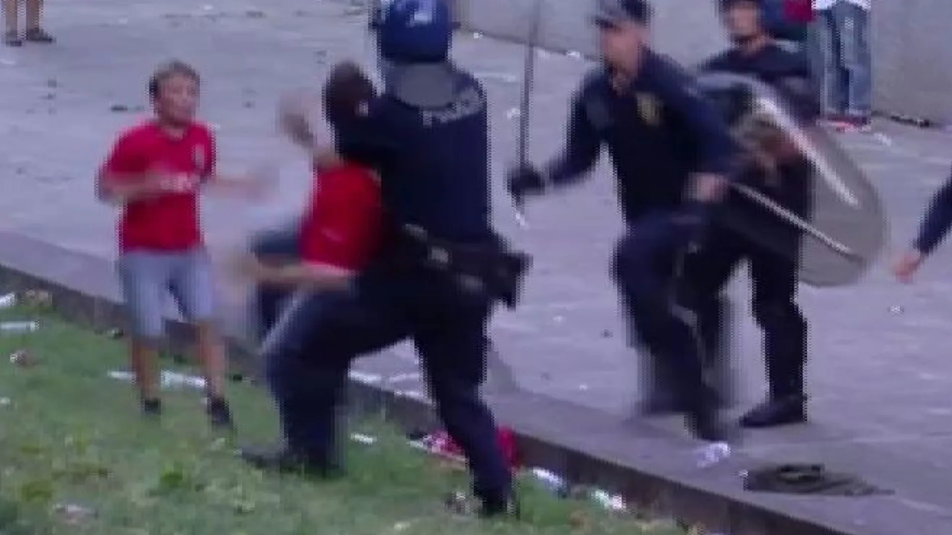 Conmoción en Portugal por la paliza de un policía a un hincha del Benfica