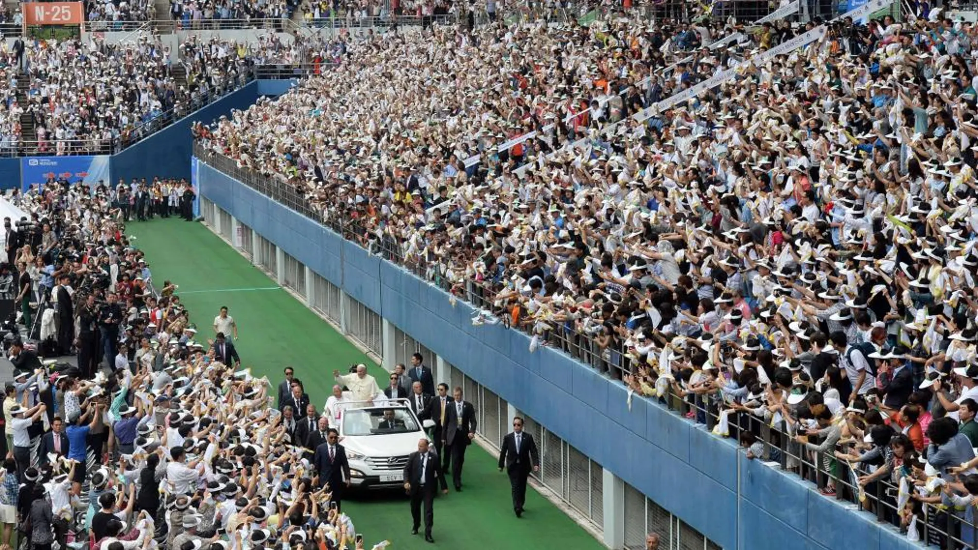 Miles de personas han recibido a Franciscon con «Viva el papa» a su llegada al estadio Daejeon