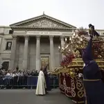 El paso del Cristo de Medinaceli, el que más fieles suele congregar en la Semana Santa de Madrid, durante su recorrido ante el Congreso de los Diputados.