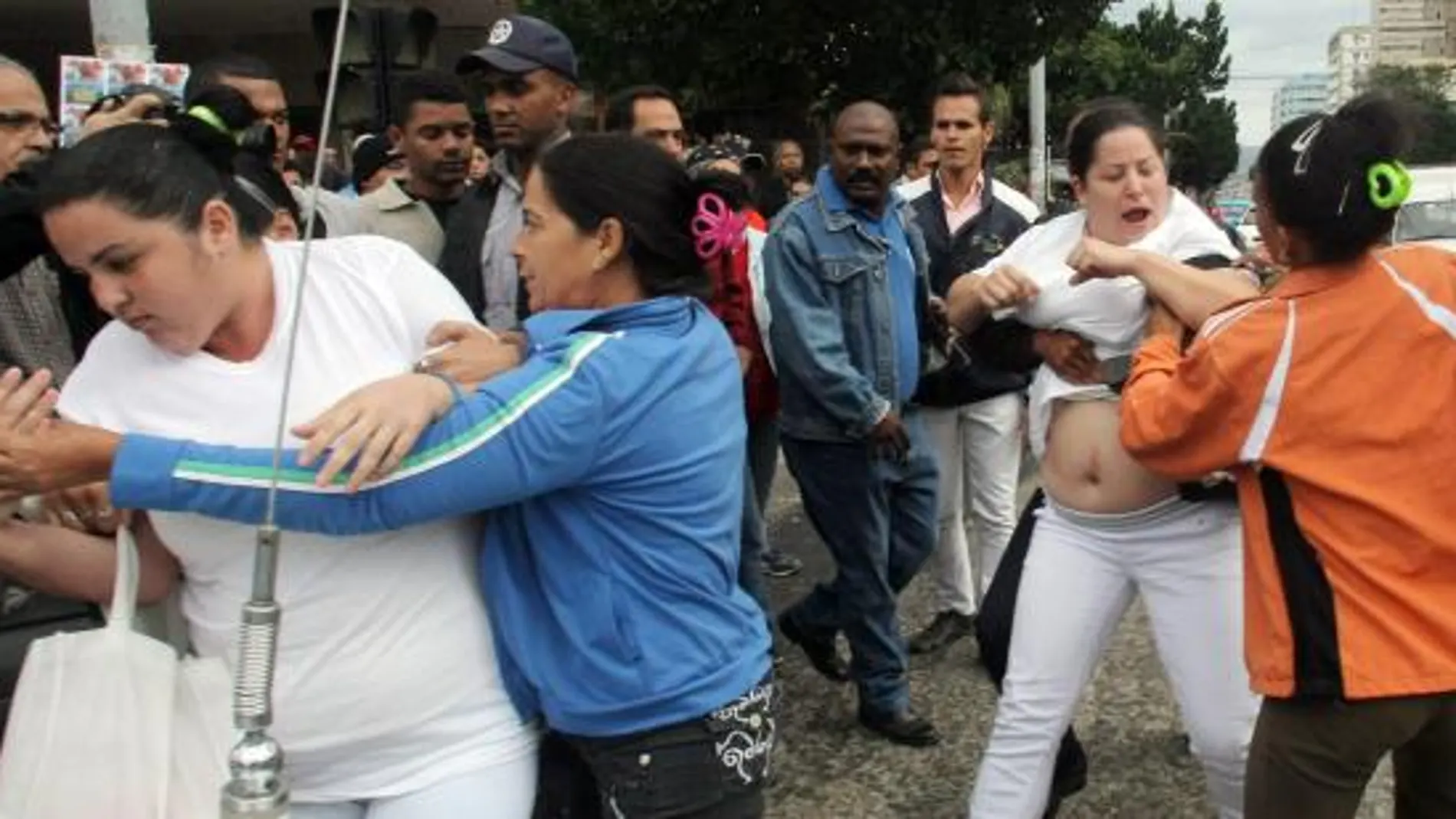 Integrantes del grupo opositor llamado "Damas de Blanco” son arrestadas durante la manifestación