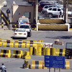 Bloques de cemento bloquean el acceso a la embajada de Estados Unidos en Saná (Yemen)