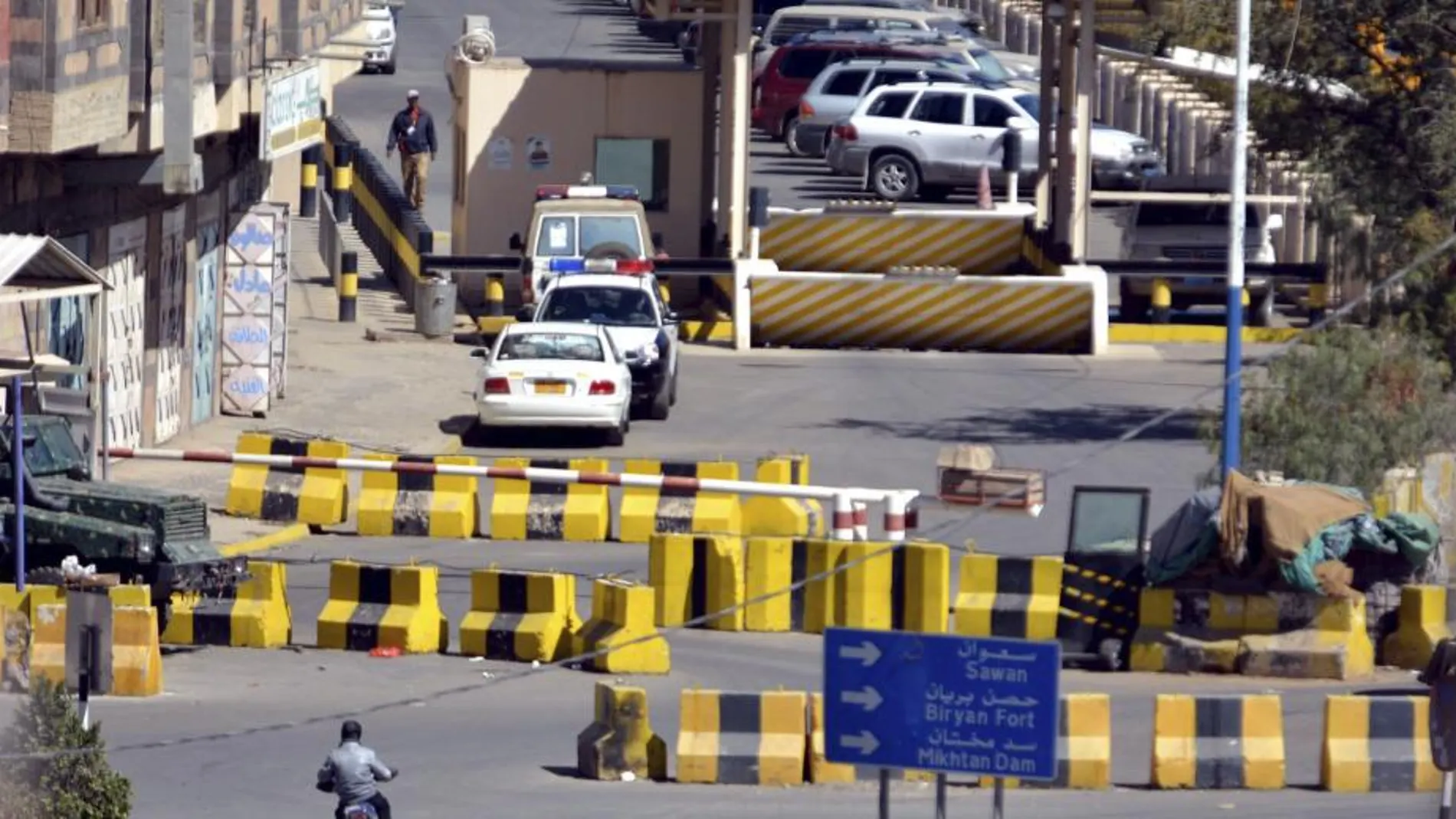 Bloques de cemento bloquean el acceso a la embajada de Estados Unidos en Saná (Yemen)