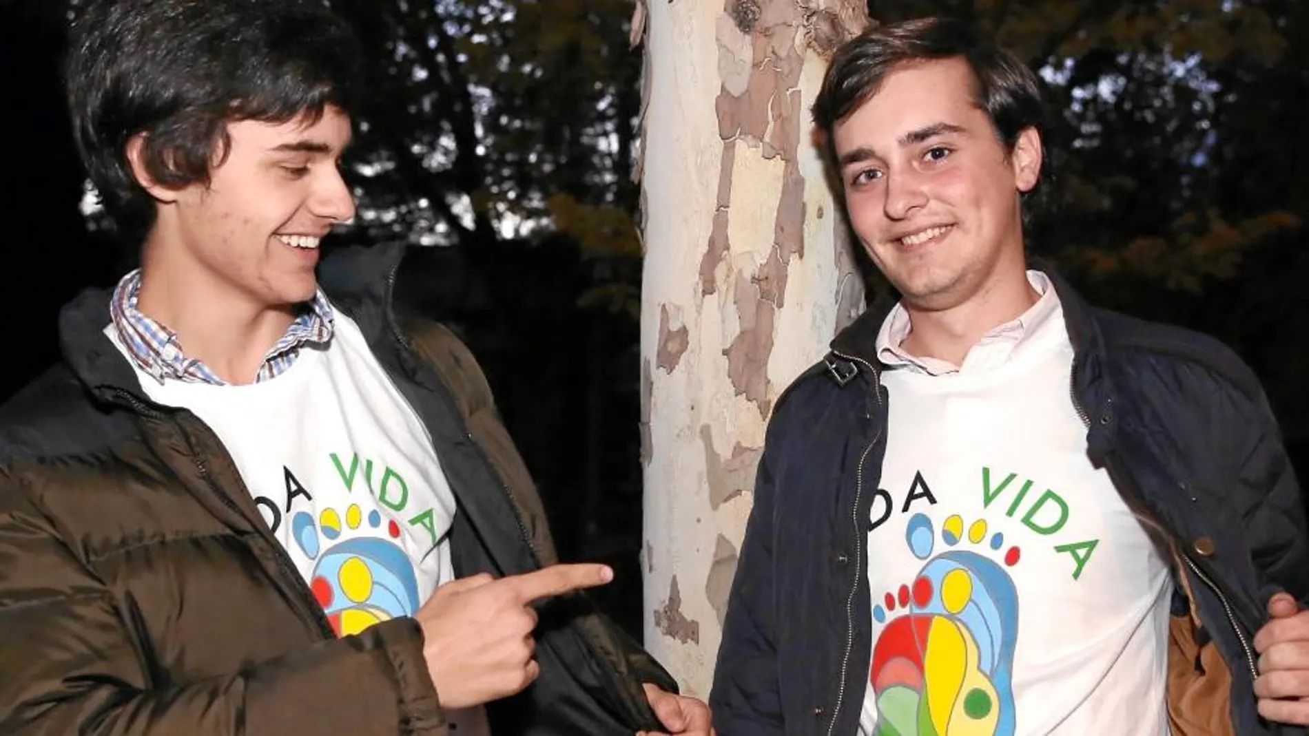 Duarte Falcó y Álvaro Ortega, fundadores de la asociación Más Vida, con las camisetas de la protesta