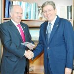 El presidente de las Cortes, José Manuel Fernández Santiago, junto al Procurador del Común, Javier Amoedo
