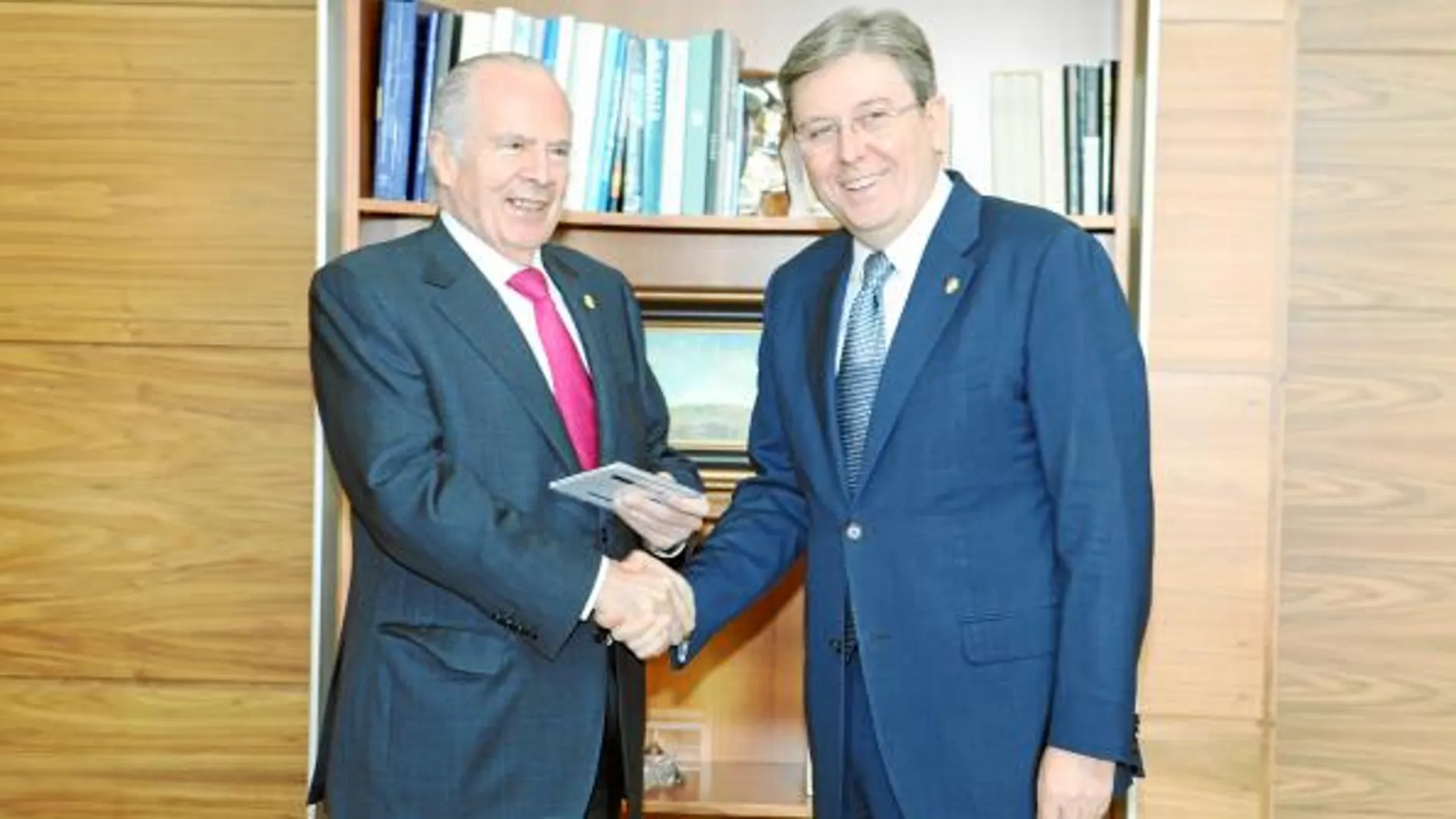 El presidente de las Cortes, José Manuel Fernández Santiago, junto al Procurador del Común, Javier Amoedo