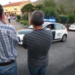 Miembros de la Guardia Civil a la entrada del lugar en el se encontraron los cadáveres de un matrimonio de octogenarios en el lugar de Nespereira, en Pazos de Borbén.
