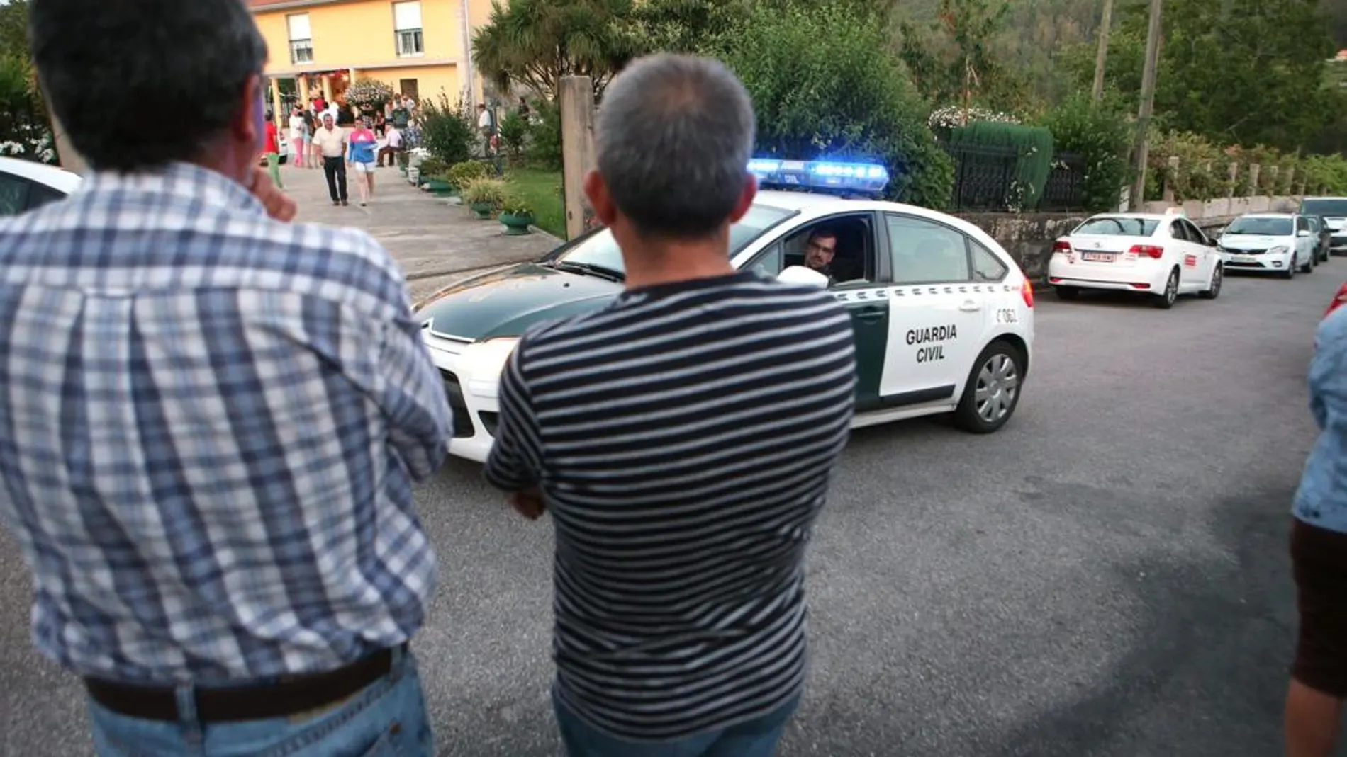 Miembros de la Guardia Civil a la entrada del lugar en el se encontraron los cadáveres de un matrimonio de octogenarios en el lugar de Nespereira, en Pazos de Borbén.