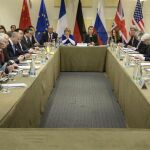 Asistentes a una reunión de la nueva ronda de de negociaciones sobre el programa nuclear de Irán, en Lausana, Suiza, 30 de marzo de 2015.