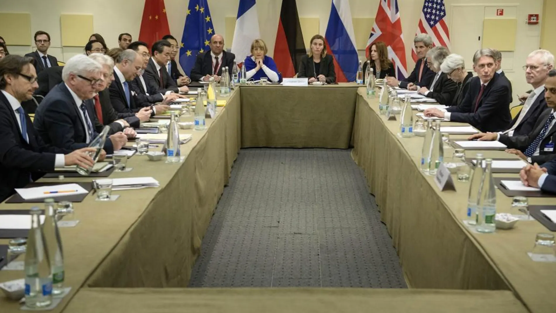 Asistentes a una reunión de la nueva ronda de de negociaciones sobre el programa nuclear de Irán, en Lausana, Suiza, 30 de marzo de 2015.