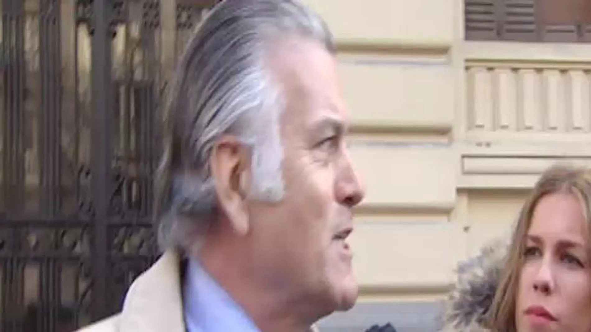 Bárcenas, hoy en la puerta de su casa