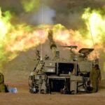 Un blindado israelí dispara sobre posiciones en Gaza.
