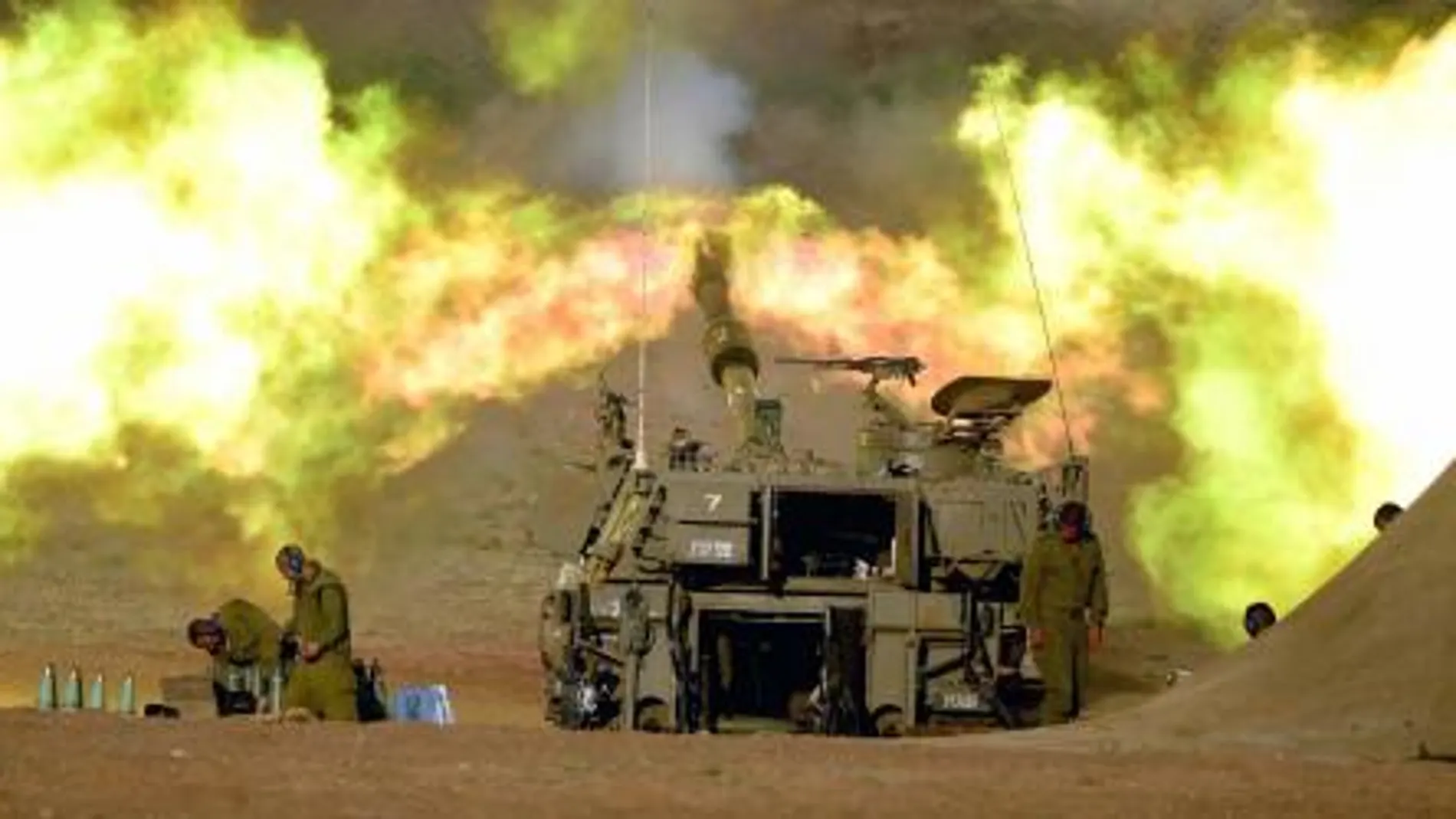 Un blindado israelí dispara sobre posiciones en Gaza.