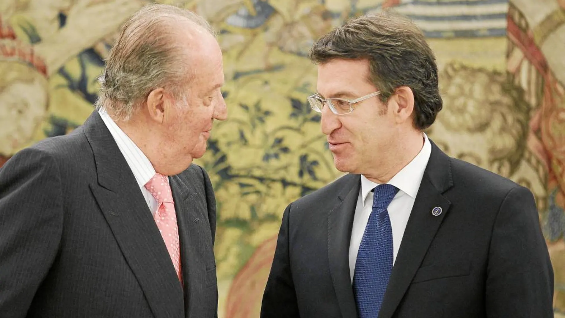 Su Majestad el Rey recibe al presidente de Galicia, ayer en el Salón de Audiencias de La Zarzuela