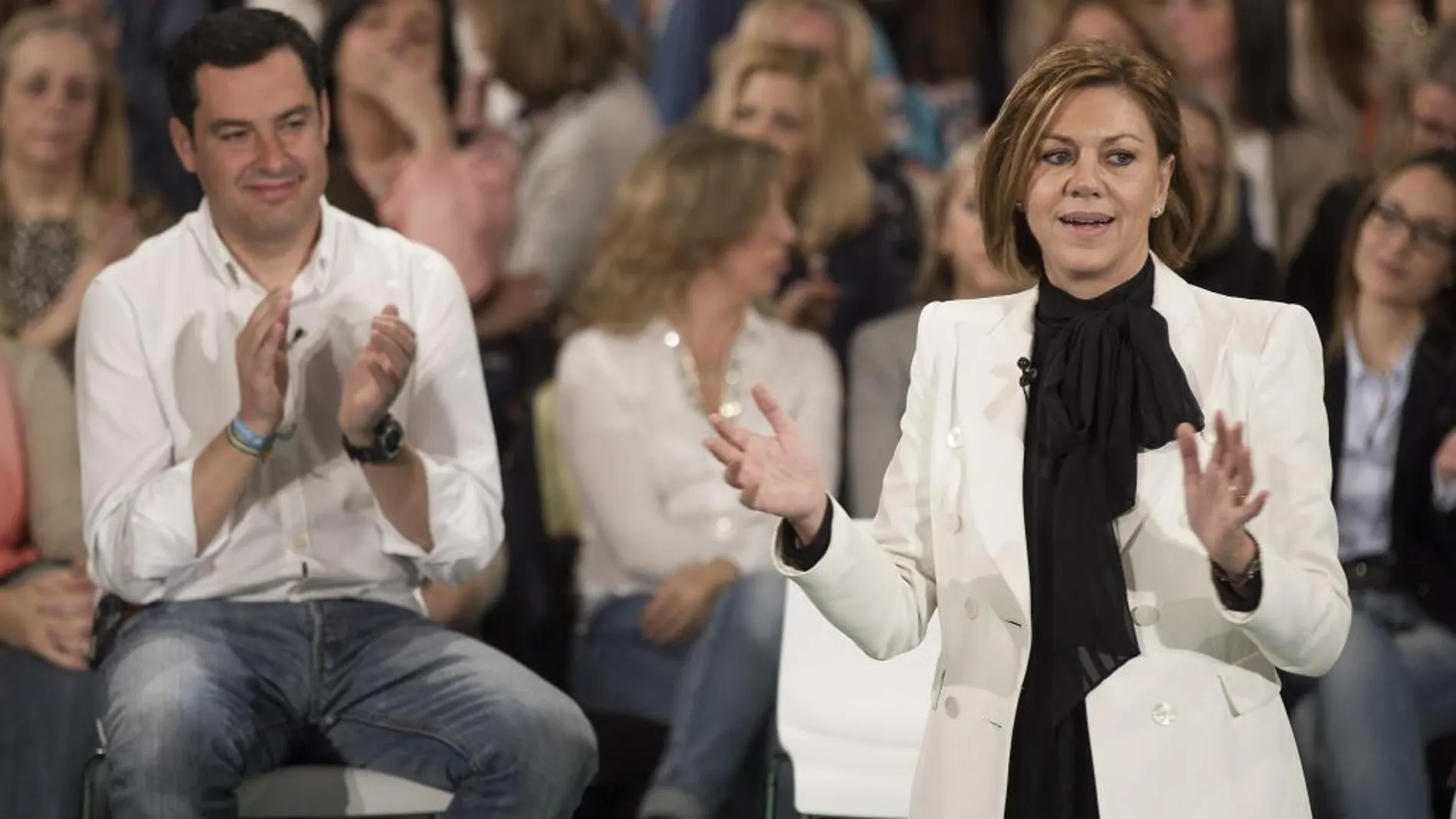 La secretaria general Partido Popular, María Dolores Cospedal (d), durante su intervención junto al candidato a la presidencia a la Junta de Andalucía por el Partido Popular, Juanma Moreno (i)