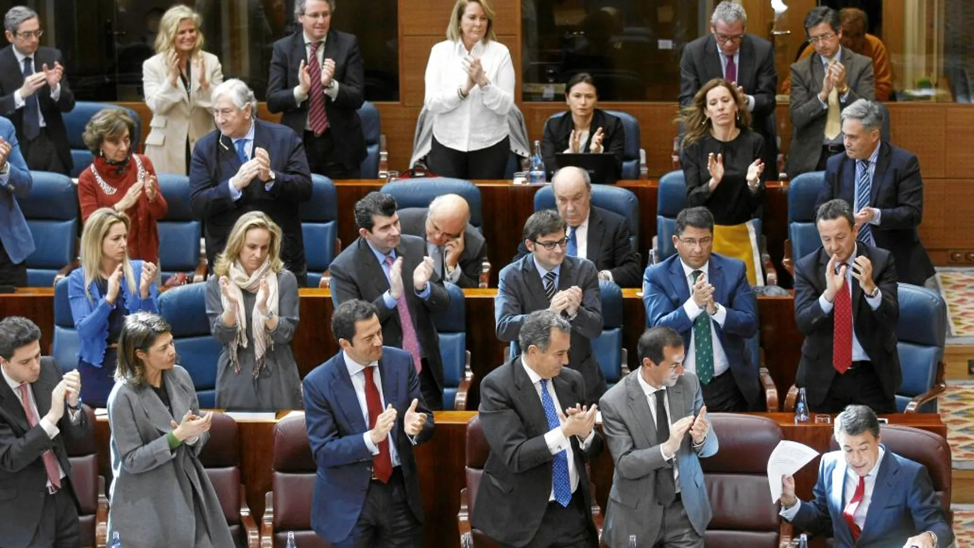 Los populares ovacionaron y aplaudieron a Ignacio González tras su intervención en el Pleno