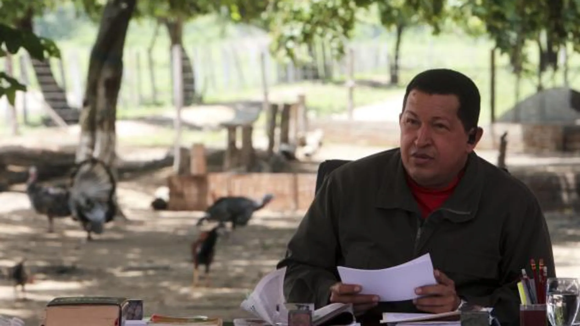 Chávez expropia tierras en su estado natal y amenaza con cerrar otra TV