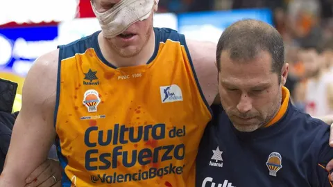 Así quedó el jugador tras recibir la asistencia médica.