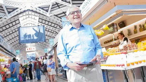 Luis Vidal (padre) en el Mercado Central de Valencia junto a las fotografías