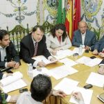 El alcalde, Alfredo Sánchez Monteseirín, arropado ayer en Triana por varios de sus concejales en su vuelta al trabajo tras su aventura turca