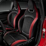 El interior cuenta con asientos y volante deportivos.