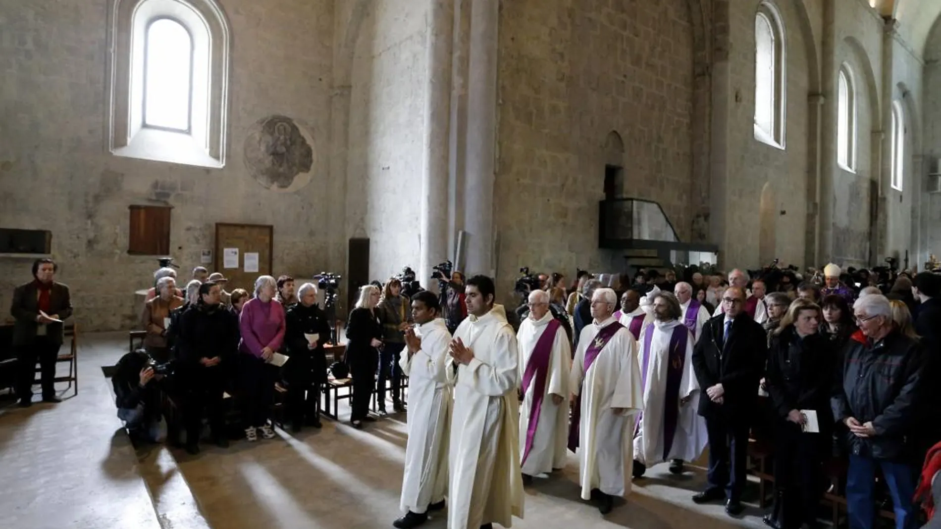 Momento de la ceremonia religiosa en la catedral de Notre Dame de la ciudad de Digne-les-Bains, cercana a la zona donde se estrelló el avión, para honrar a las víctimas