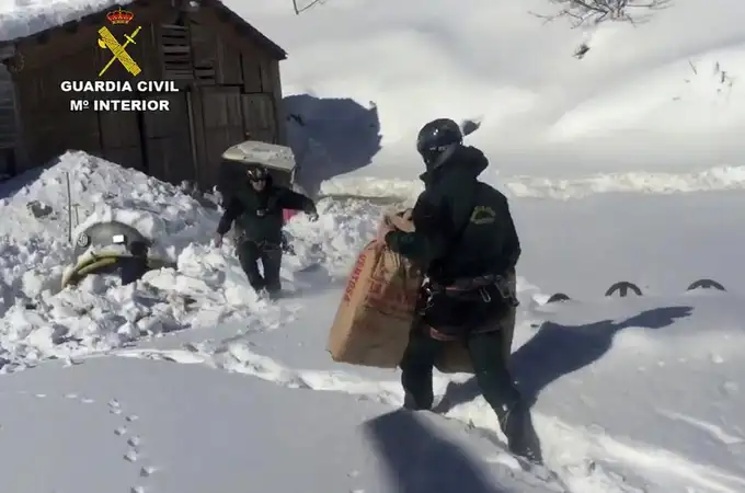 La Guardia Civil de Teruel rescata a dos personas atrapadas con su vehículo en la nieve
