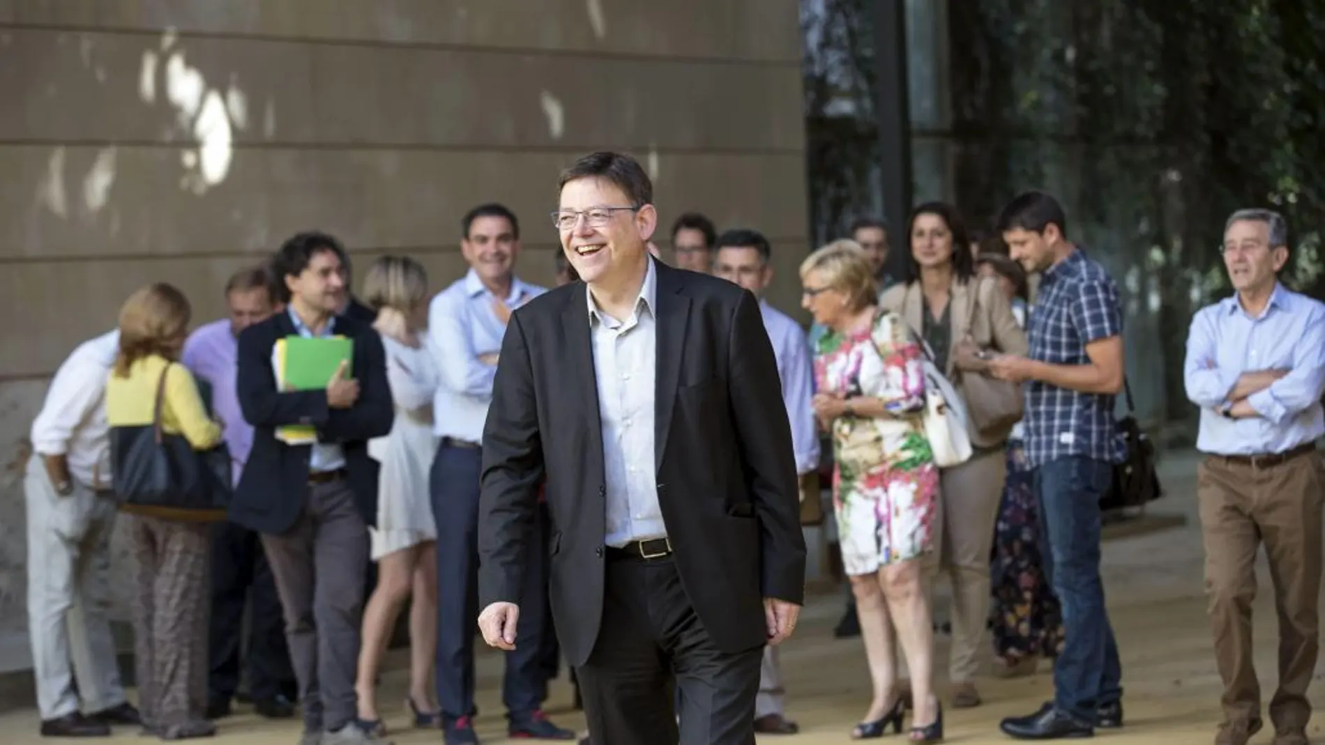 El candidato socialista a la Presidencia de la Generalitat y secretario general del PSPV-PSOE, Ximo Puig, junto a los diputados del prupo parlamentario socalista de Les Cortes Valencianes esta mañana antes del comienzo de la reunión que han mantenido.