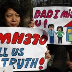 Los familiares de los desaparecidos se concentran en Malasia.