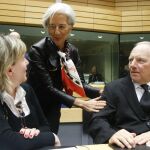La directora gerente del FMI, Christine Lagarde, saluda al ministro de Finanzas alemán, Wolfgang Schäuble, en presencia de la ministra de Finanzas portuguesa, María Luis Albuquerque
