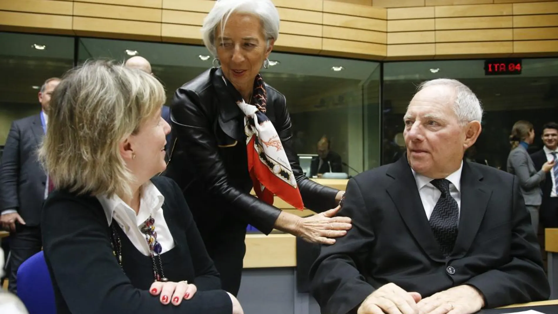 La directora gerente del FMI, Christine Lagarde, saluda al ministro de Finanzas alemán, Wolfgang Schäuble, en presencia de la ministra de Finanzas portuguesa, María Luis Albuquerque