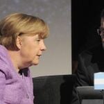 Mariano Rajoy habla con la canciller de Alemania, Angela Merkel hoy, domingo 27 de enero de 2013, durante la segunda y última jornada de la primera Cumbre Celac-UE