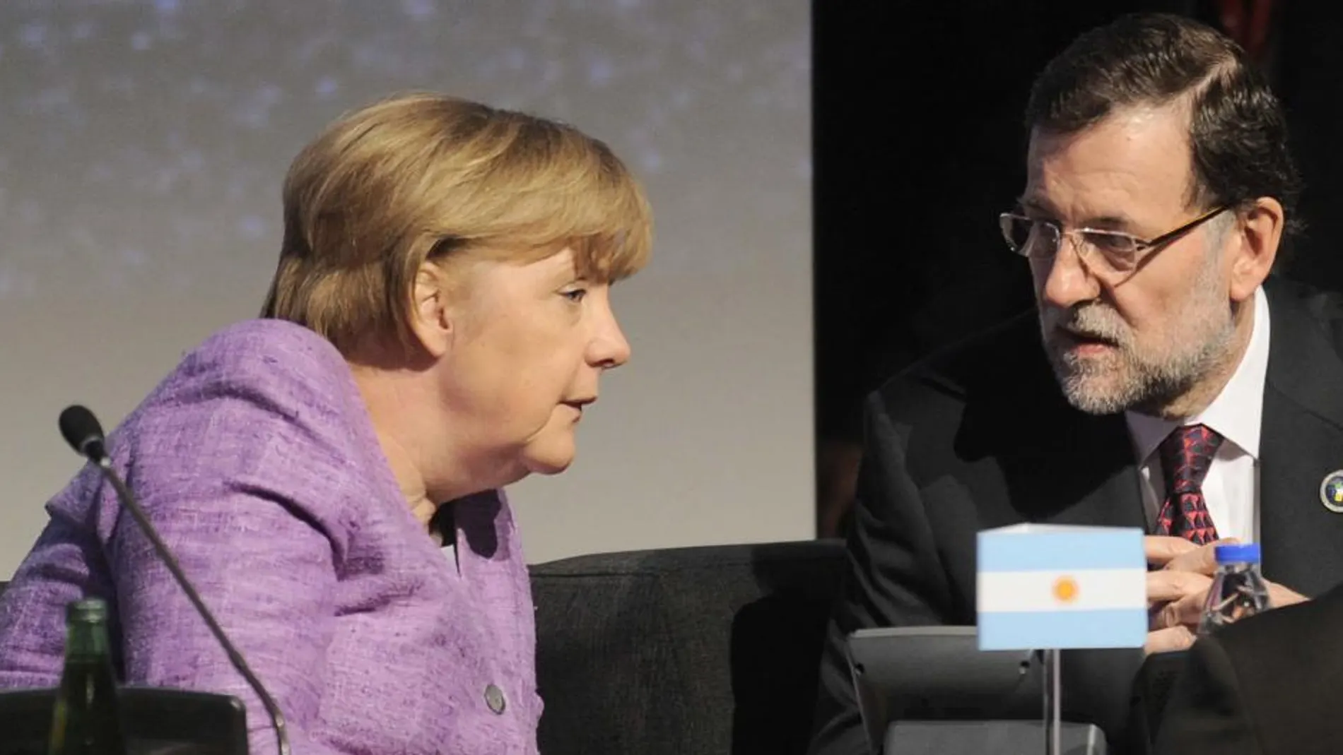 Mariano Rajoy habla con la canciller de Alemania, Angela Merkel hoy, domingo 27 de enero de 2013, durante la segunda y última jornada de la primera Cumbre Celac-UE