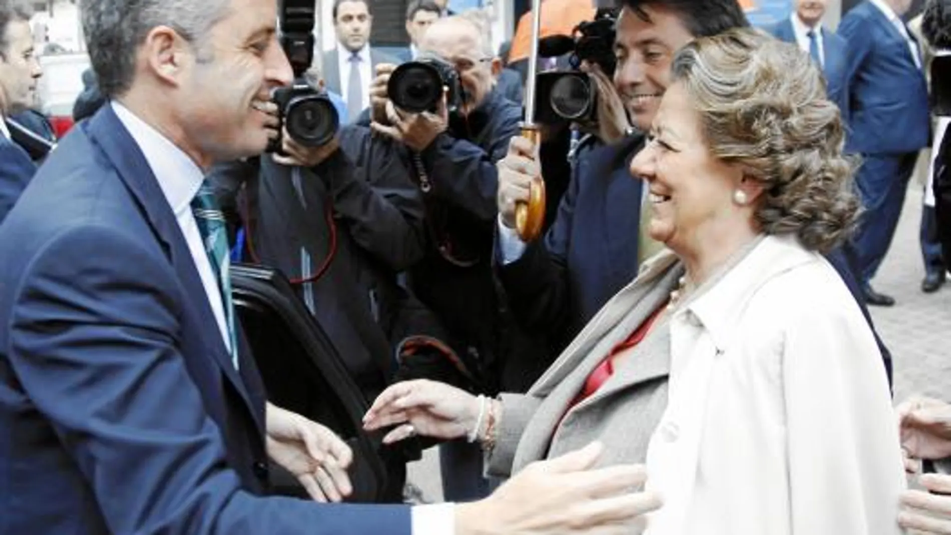 El presidente y la alcaldesa ayer durante su visita a la empresa Eresa