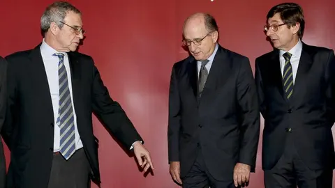 Los presidentes de Telefónica, César Alierta; Repsol, Antonio Brufau, y Bankia, José Ignacio Goirigolzarri, de izda a dcha, antes de participar en una mesa redonda hoy en el Casino de Madrid.