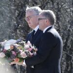 Los presidente de Germanwings, Thomas Winkelmann, y Lufthansa, Carsten Spohr, depositan un ramo de flores en el monolito de homenaje a las víctimas