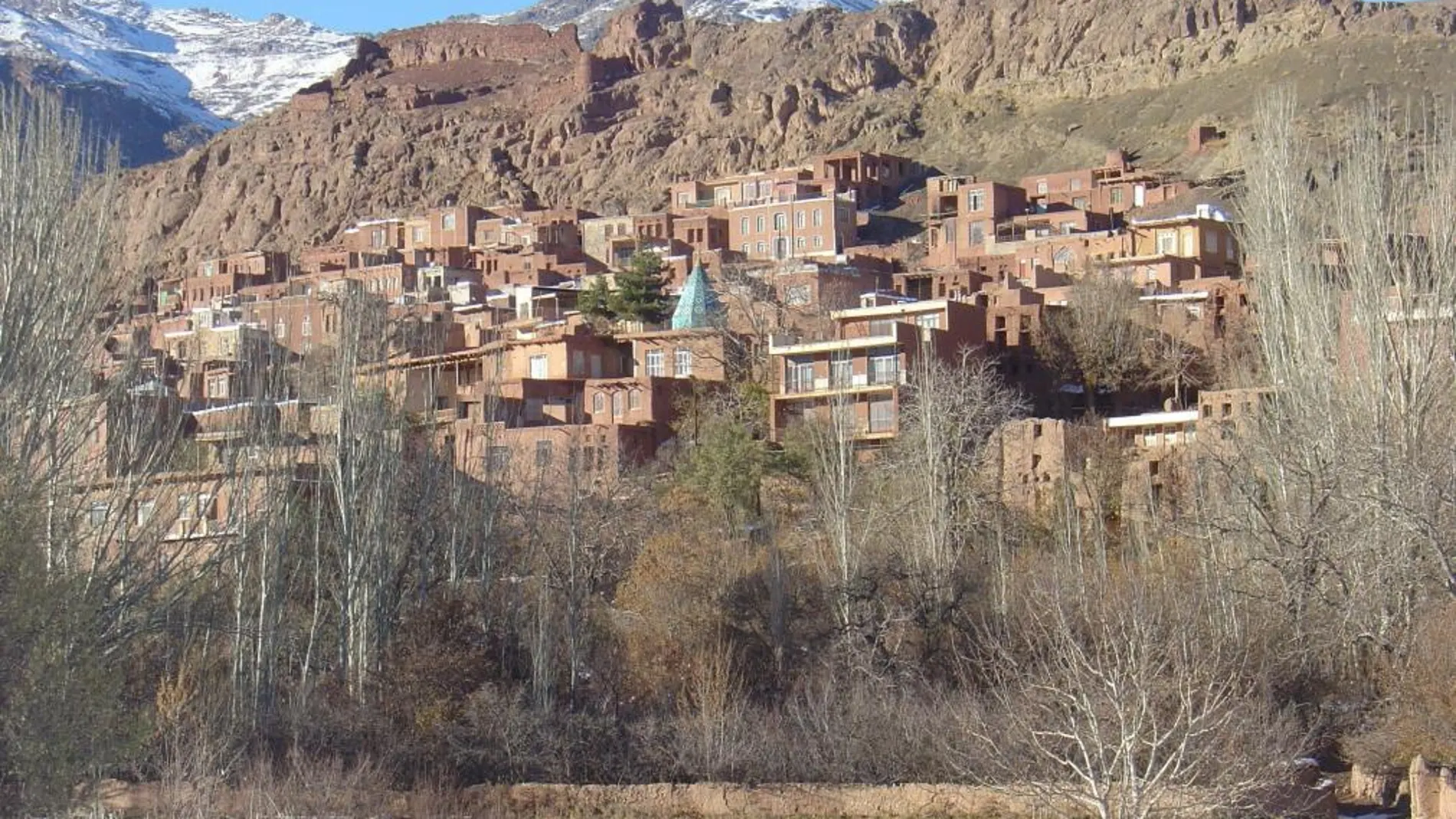 Un pueblo de Abiané, levantado en la falda de la montaña Karkas con adobe rojo