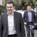 Tsipras: El joven «rojo» que surfeó la ola antitroika