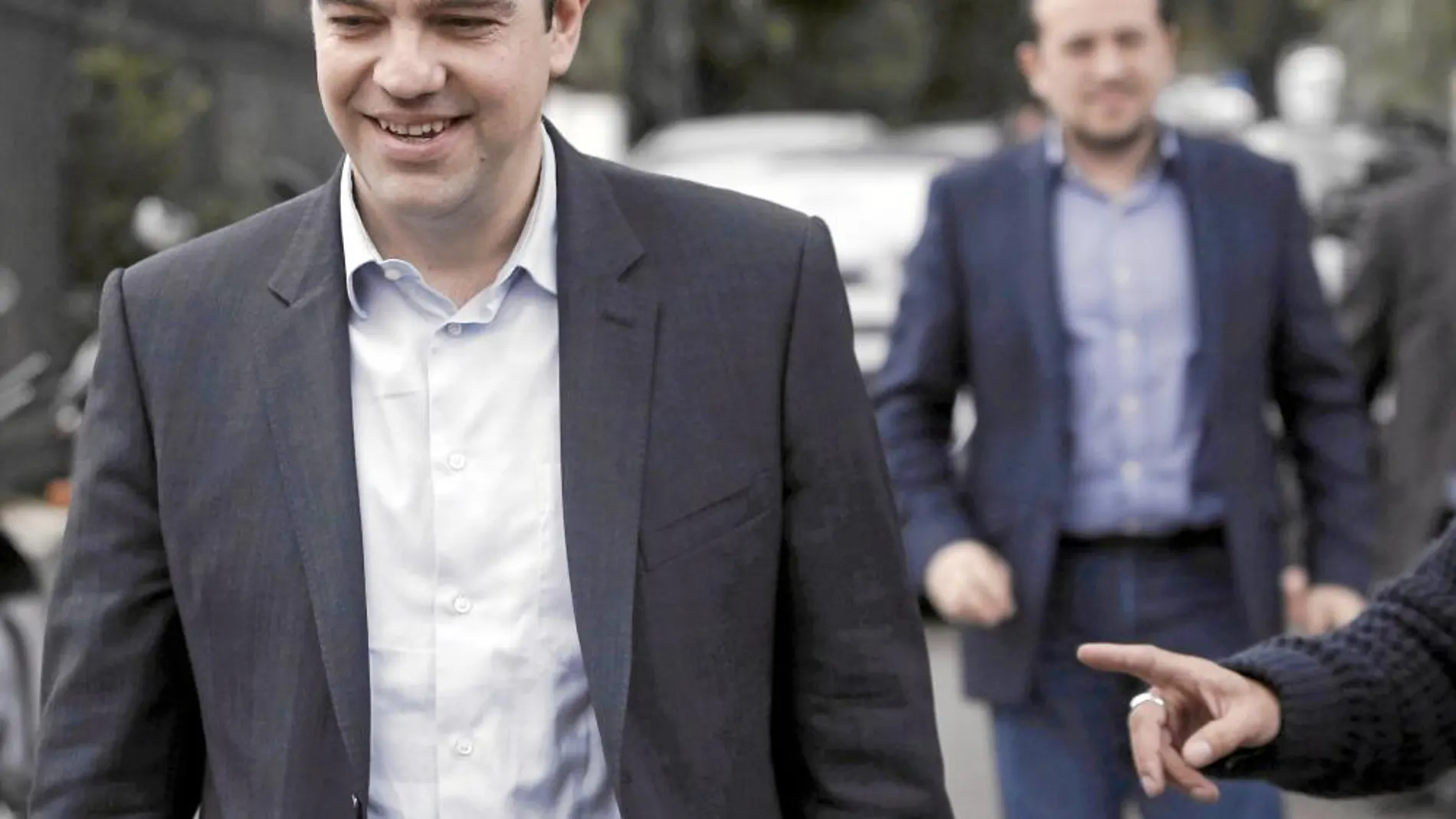 Tsipras: El joven «rojo» que surfeó la ola antitroika