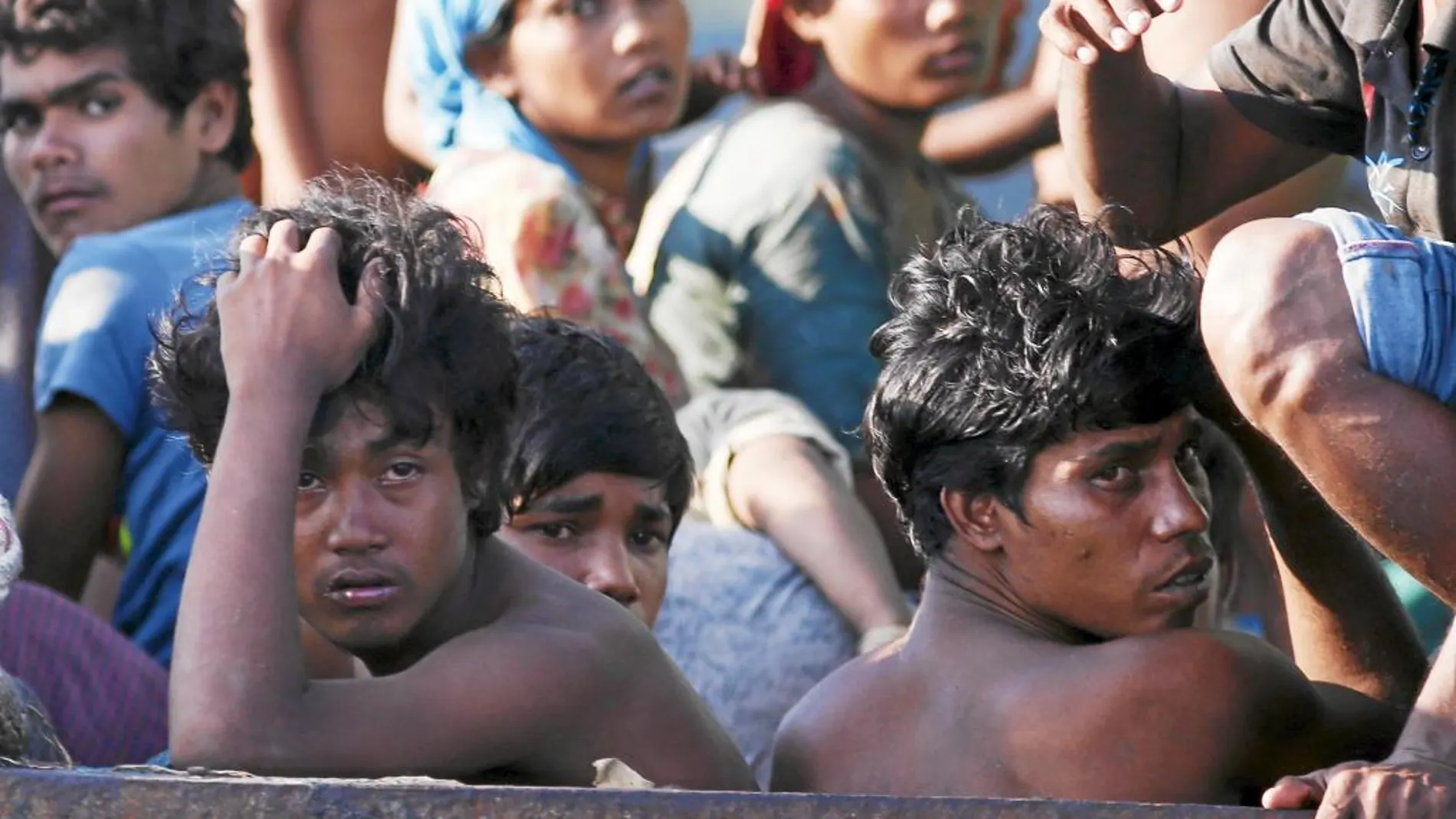 «LOS ROHINGYAS», minoría musulmana, huyen de la tiranía de la Junta de Birmania