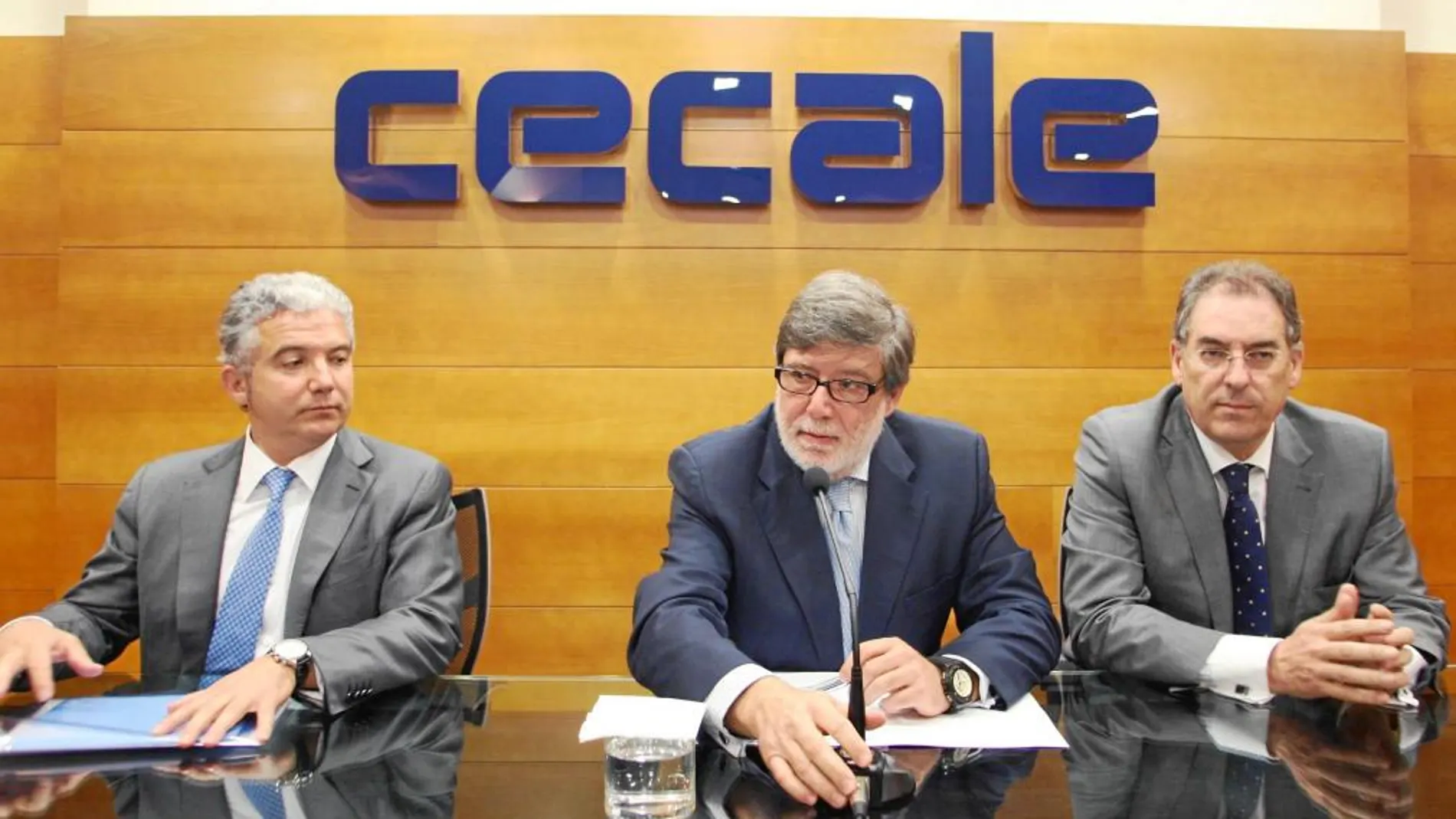 El presidente y vicepresidente de Cecale, Santiago Aparicio y Pedro Palomo, tras una reunión de la patronal